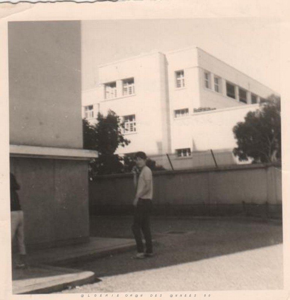 ORAN SCOLARITE COLLEGE DE JEUNE FILLES ET YVETTE 1960.JPG
